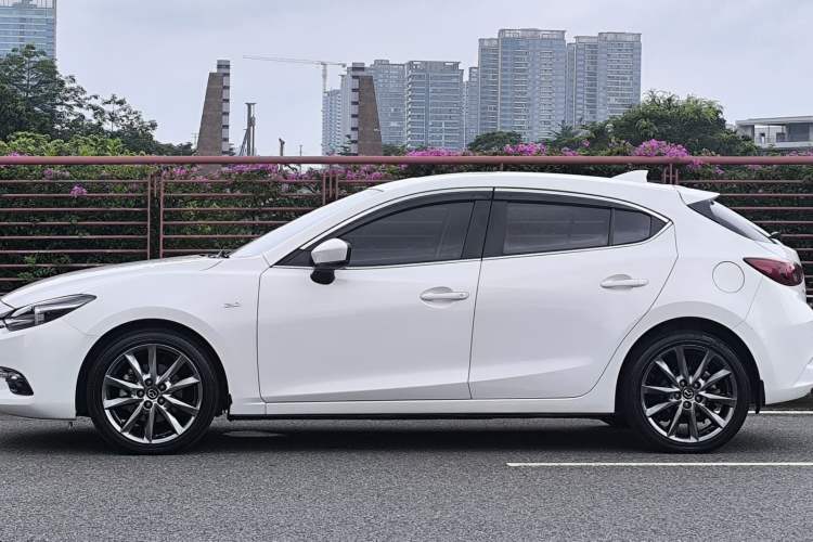 Used Mazda 3 Axela 2017 Hatchback 2.0L Automatic Luxury Model China VI Standard Exterior 7