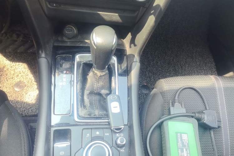 Used Mazda 3 Axela 2017 Hatchback 1.5L Automatic Luxury Model Emission Standard China V Gear Lever