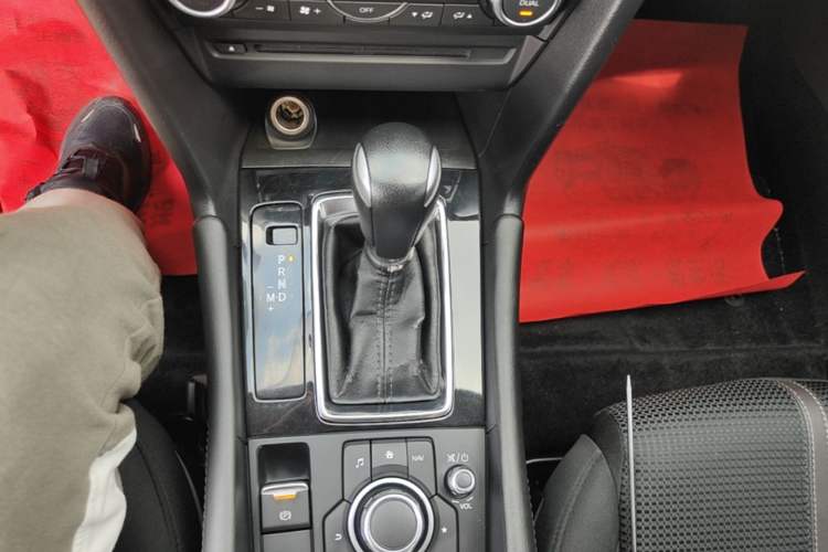 Used Mazda 3 Axela 2017 Sedan 1.5L Automatic Luxury Model Emission Standard China V Gear Lever