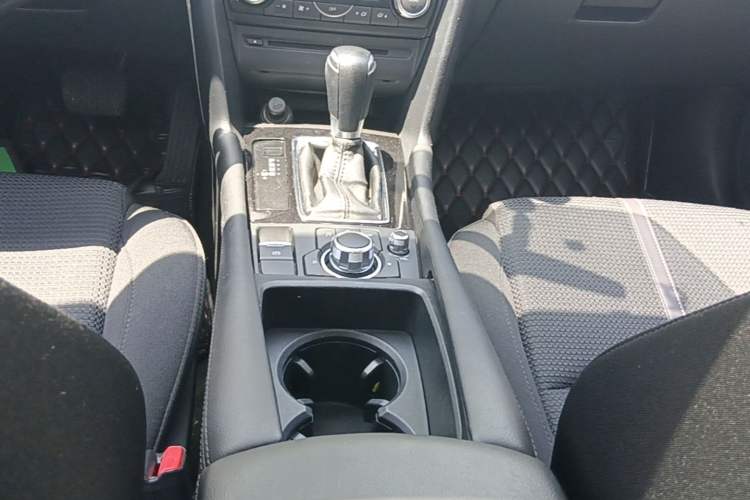 Used Mazda 3 Axela 2017 Hatchback 1.5L Automatic Luxury Model Emission Standard China V Gear Lever
