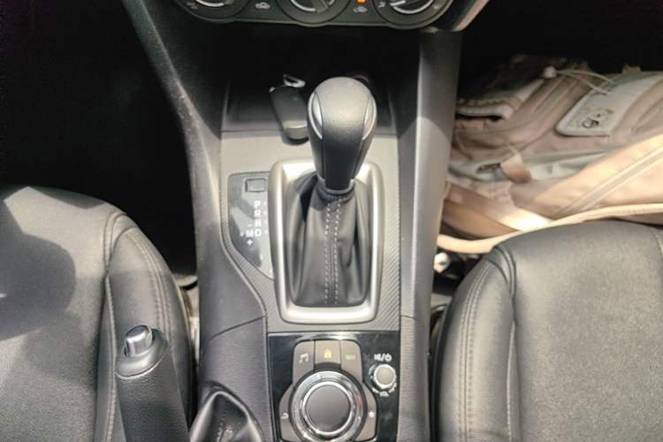 Used Mazda 3 Axela 2017 Hatchback 1.5L Automatic Comfort Model Emission Standard China V Gear Lever