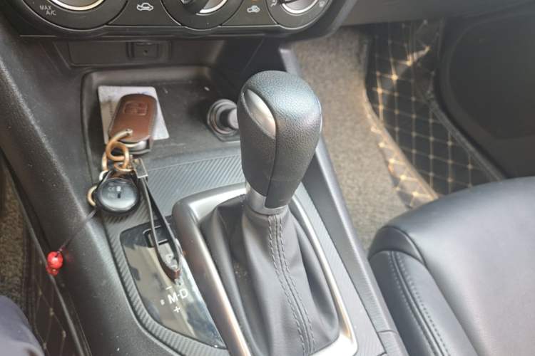 Used Mazda 3 Axela 2017 Hatchback 1.5L Automatic Comfort Model Emission Standard China V Gear Lever