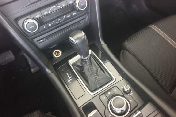 Used Mazda 3 Axela 2017 Sedan 1.5L Automatic Luxury Model Emission Standard China V Gear Lever