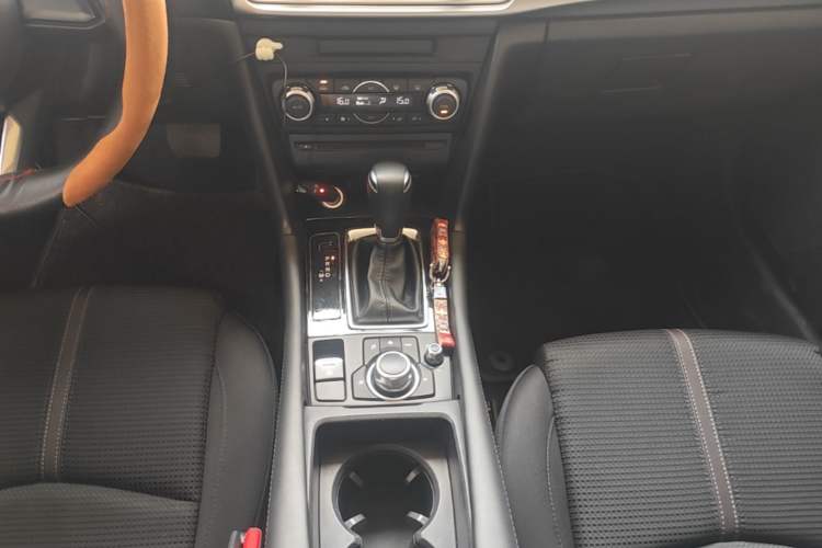 Used Mazda 3 Axela 2017 Sedan 1.5L Automatic Luxury Model Emission Standard China V Gear Lever