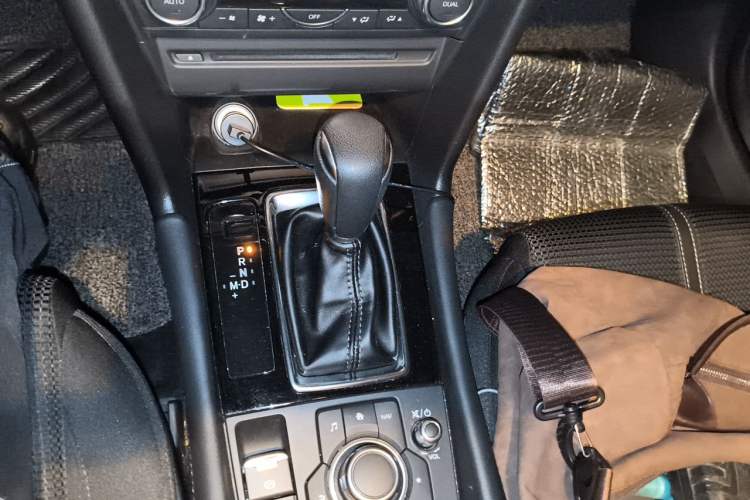 Used Mazda 3 Axela 2017 Hatchback 1.5L Automatic Luxury Model Emission Standard China V Gear Lever