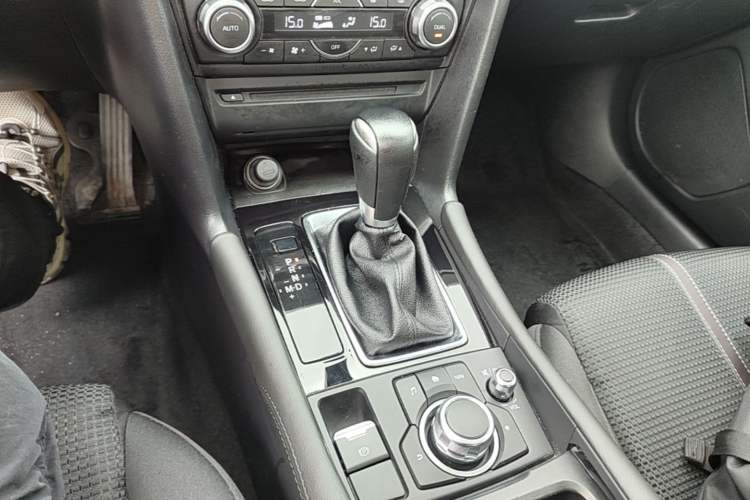 Used Mazda 3 Axela 2017 Sedan 1.5L Automatic Luxury Model Emission Standard China V Gear Lever