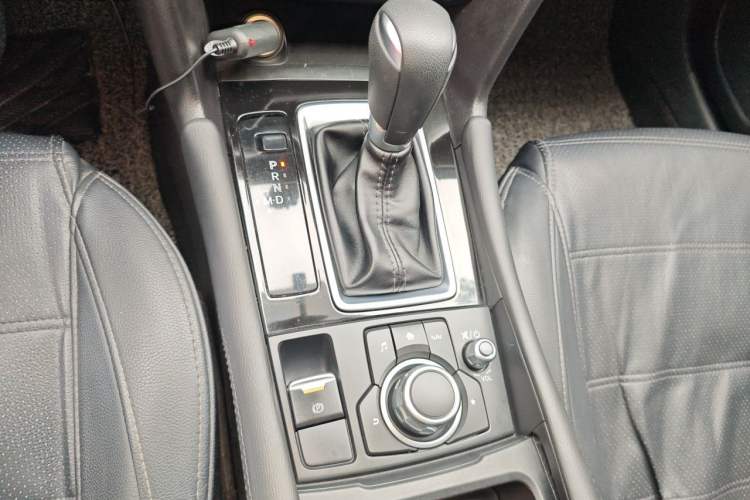 Used Mazda 3 Axela 2017 Sedan 1.5L Automatic Luxury Model Emission Standard China V Gear Lever