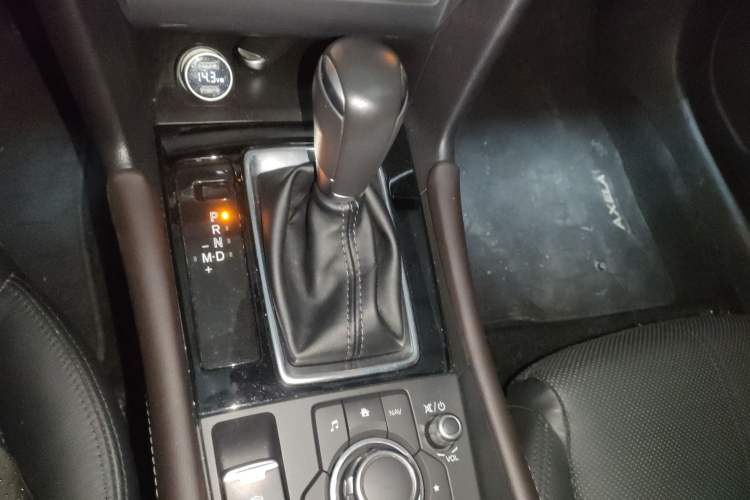 Used Mazda 3 Axela 2017 Sedan 2.0L Automatic Flagship Model China V Standard Gear Lever