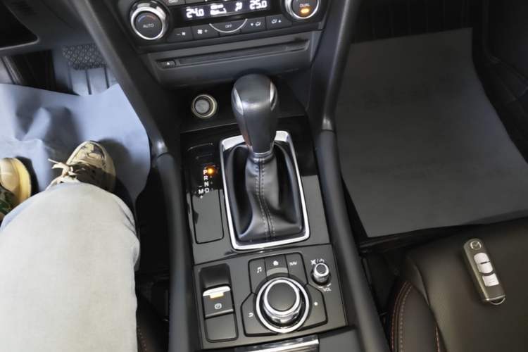 Used Mazda 3 Axela 2017 Sedan 1.5L Automatic Luxury Model Emission Standard China V Gear Lever