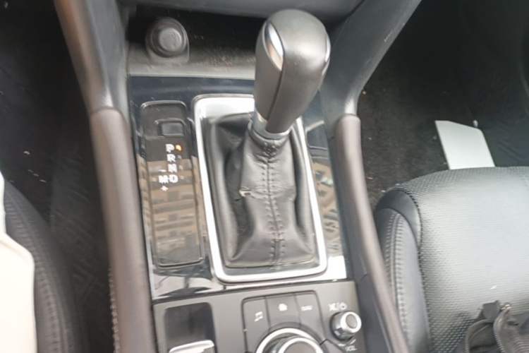 Used Mazda 3 Axela 2017 Hatchback 2.0L Automatic Sport Model China V Emission Standard Gear Lever