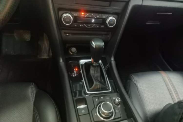 Used Mazda 3 Axela 2017 Sedan 1.5L Automatic Luxury Model Emission Standard China V Gear Lever