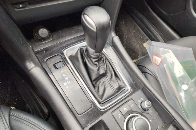 Used Mazda 3 Axela 2017 Sedan 1.5L Automatic Luxury Model Emission Standard China V Gear Lever