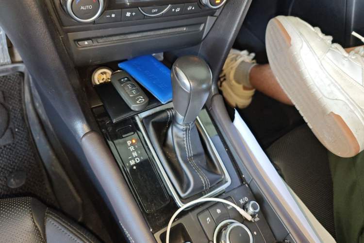 Used Mazda 3 Axela 2017 Sedan 2.0L Automatic Flagship Model China V Standard Gear Lever