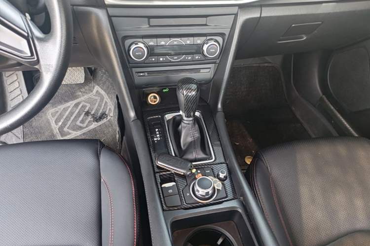Used Mazda 3 Axela 2017 Sedan 1.5L Automatic Luxury Model Emission Standard China V Gear Lever