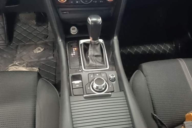 Used Mazda 3 Axela 2017 Sedan 1.5L Automatic Luxury Model Emission Standard China V Gear Lever