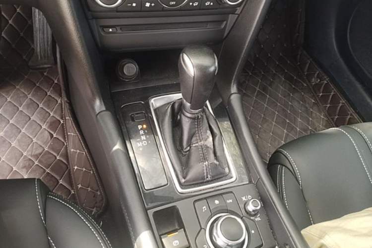 Used Mazda 3 Axela 2017 Hatchback 1.5L Automatic Luxury Model Emission Standard China V Gear Lever