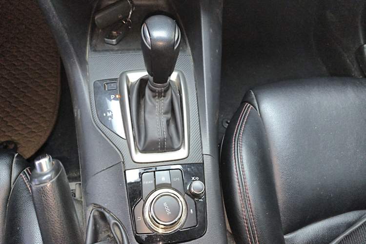 Used Mazda 3 Axela 2017 Sedan 1.5L Automatic Comfort Model Emission Standard China V Gear Lever
