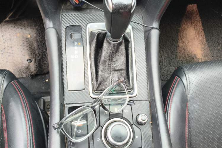 Used Mazda 3 Axela 2017 Sedan 1.5L Automatic Luxury Model Emission Standard China V Gear Lever