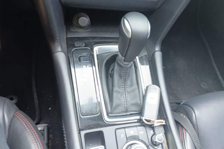 Used Mazda 3 Axela 2017 Hatchback 2.0L Automatic Luxury Model Emission Standard China V Gear Lever