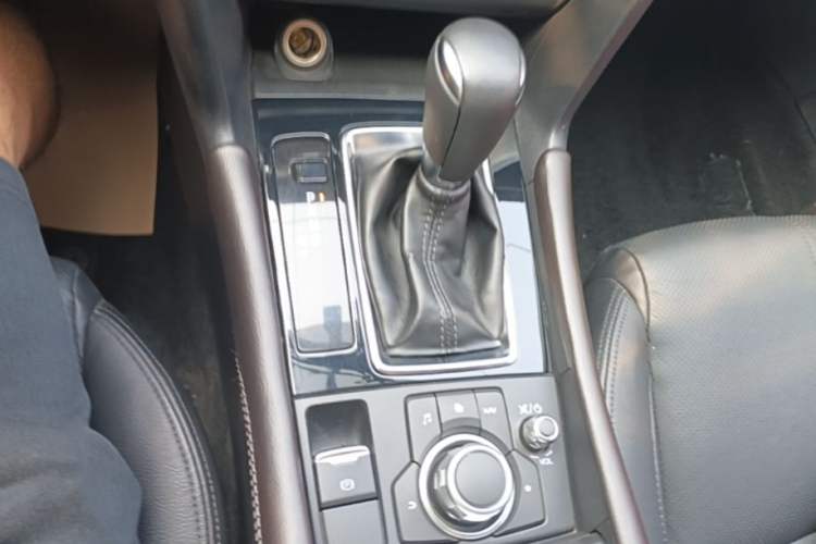 Used Mazda 3 Axela 2017 Hatchback 2.0L Automatic Sport Model China V Emission Standard Gear Lever