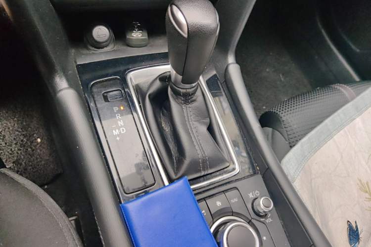Used Mazda 3 Axela 2017 Sedan 1.5L Automatic Luxury Model Emission Standard China V Gear Lever