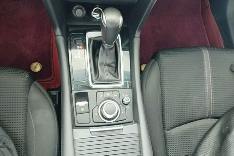 Used Mazda 3 Axela 2017 Sedan 1.5L Automatic Luxury Model Emission Standard China V Gear Lever