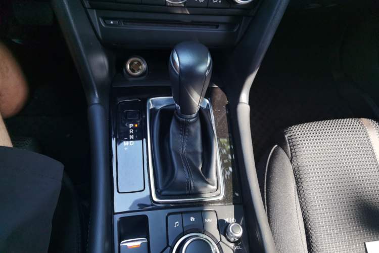 Used Mazda 3 Axela 2017 Hatchback 2.0L Automatic Luxury Model Emission Standard China V Gear Lever