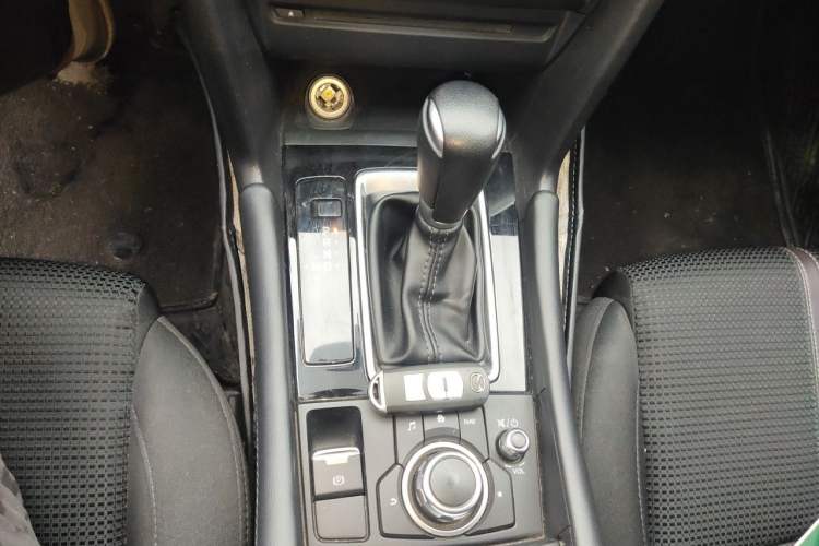 Used Mazda 3 Axela 2017 Sedan 1.5L Automatic Luxury Model China VI Standard Gear Lever