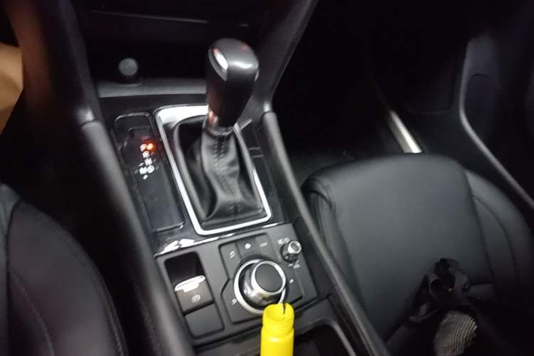 Used Mazda 3 Axela 2017 Sedan 1.5L Automatic Luxury Model Emission Standard China V Gear Lever