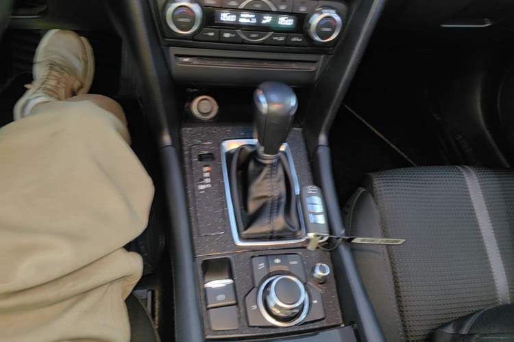 Used Mazda 3 Axela 2017 Sedan 1.5L Automatic Luxury Model Emission Standard China V Gear Lever