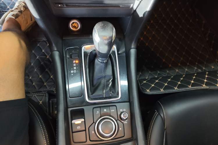 Used Mazda 3 Axela 2017 Hatchback 2.0L Automatic Luxury Model Emission Standard China V Gear Lever