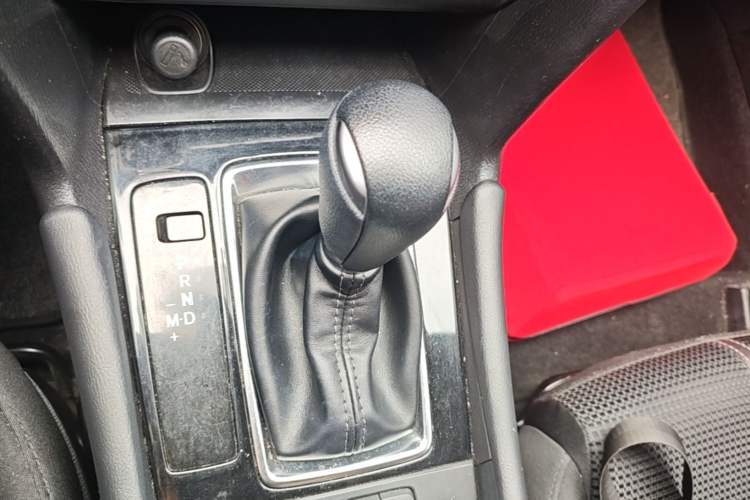 Used Mazda 3 Axela 2017 Hatchback 1.5L Automatic Luxury Model Emission Standard China V Gear Lever