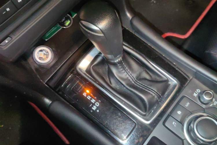 Used Mazda 3 Axela 2017 Sedan 1.5L Automatic Luxury Model China VI Standard Gear Lever