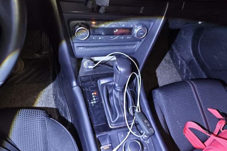 Used Mazda 3 Axela 2017 Hatchback 2.0L Automatic Luxury Model Emission Standard China V Gear Lever