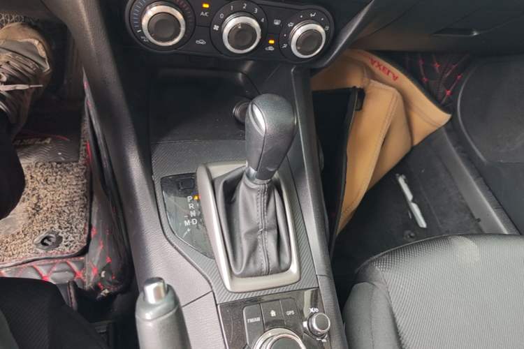 Used Mazda 3 Axela 2017 Sedan 1.5L Automatic Comfort Model Emission Standard China V Gear Lever