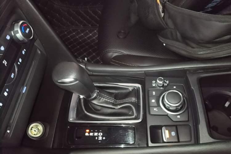 Used Mazda 3 Axela 2017 Sedan 1.5L Automatic Luxury Model Emission Standard China V Gear Lever