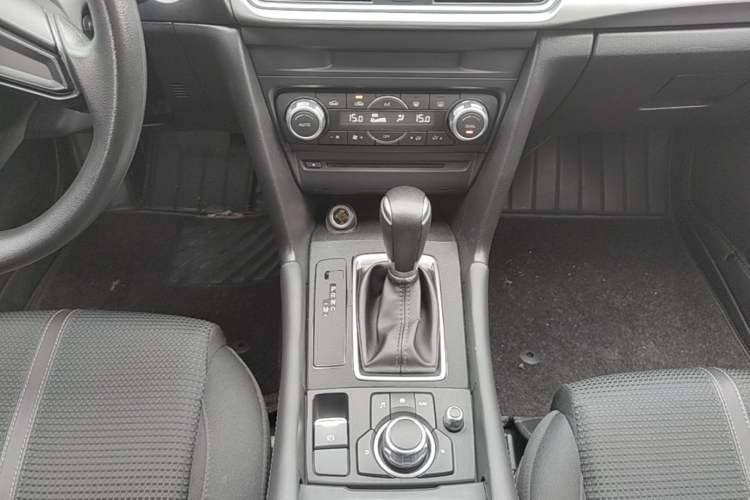 Used Mazda 3 Axela 2017 Hatchback 1.5L Automatic Luxury Model China VI Standard Gear Lever