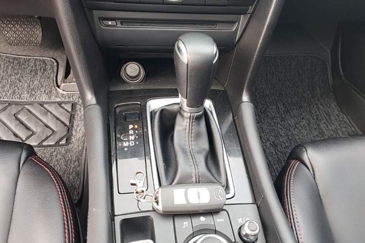 Used Mazda 3 Axela 2017 Sedan 1.5L Automatic Luxury Model China VI Standard Gear Lever