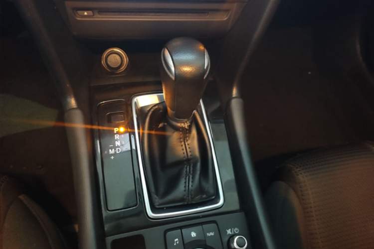 Used Mazda 3 Axela 2017 Sedan 1.5L Automatic Luxury Model Emission Standard China V Gear Lever