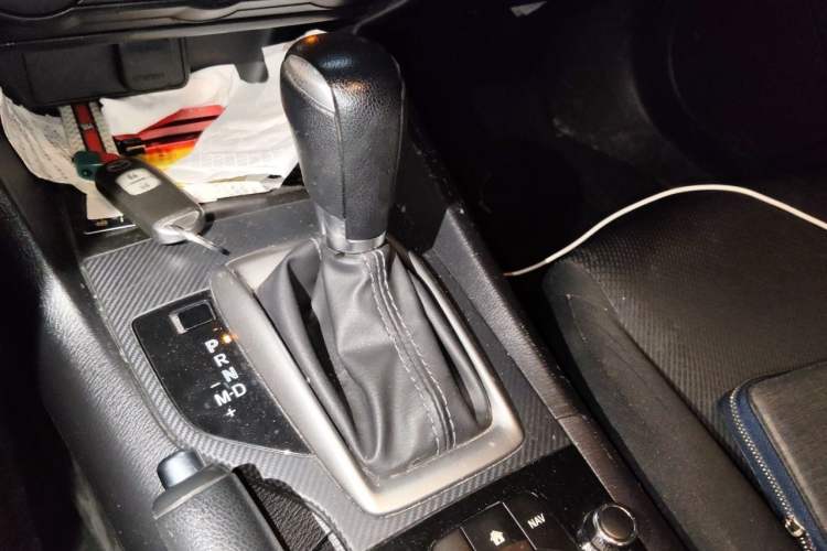 Used Mazda 3 Axela 2017 Hatchback 1.5L Automatic Comfort Model China VI Standard Gear Lever
