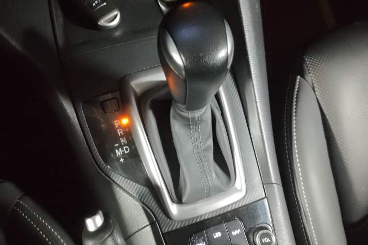 Used Mazda 3 Axela 2017 Sedan 1.5L Automatic Comfort Model Emission Standard China V Gear Lever