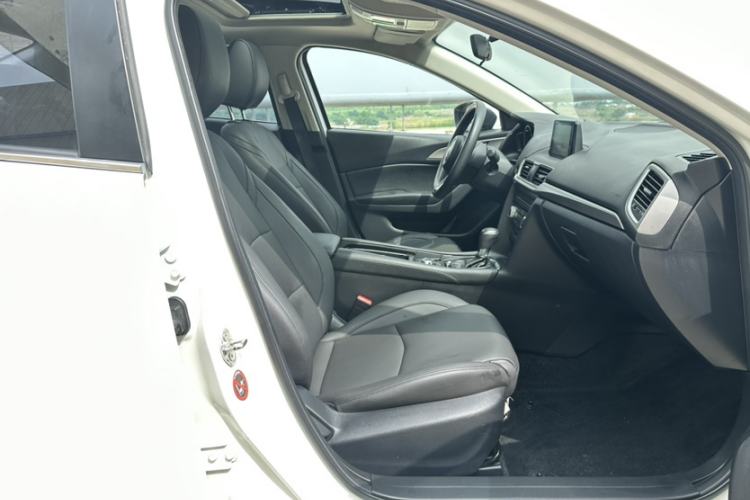 Used Mazda 3 Axela 2017 Sedan 1.5L Automatic Luxury Model Emission Standard China V Interior 10