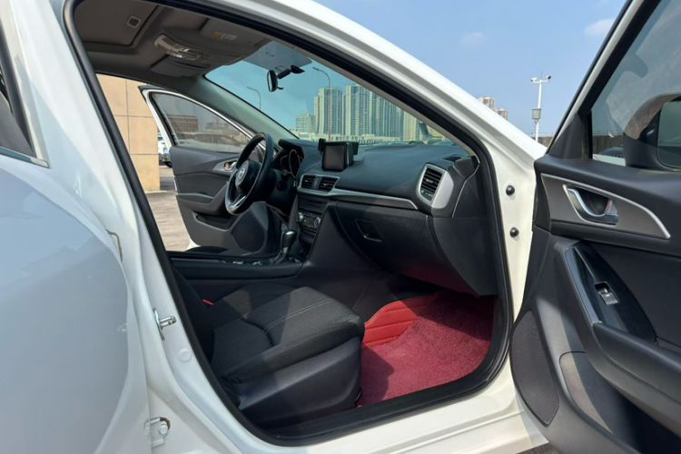 Used Mazda 3 Axela 2017 Sedan 1.5L Automatic Luxury Model Emission Standard China V Interior 4