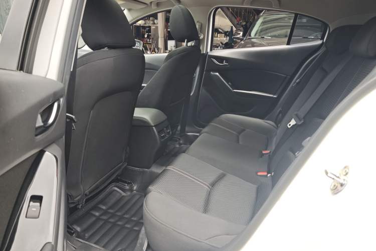 Used Mazda 3 Axela 2017 Hatchback 2.0L Automatic Luxury Model Emission Standard China V Interior 4