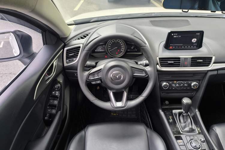 Used Mazda 3 Axela 2017 Hatchback 2.0L Automatic Luxury Model China VI Standard Interior 6
