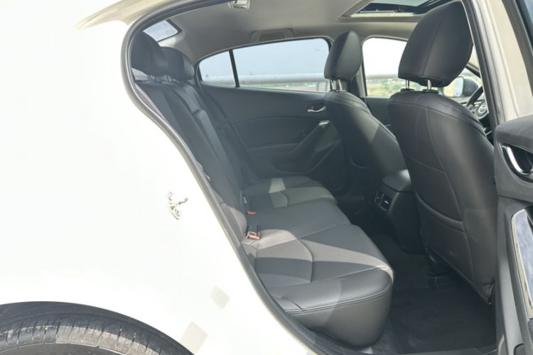 Used Mazda 3 Axela 2017 Sedan 1.5L Automatic Luxury Model Emission Standard China V Interior 9