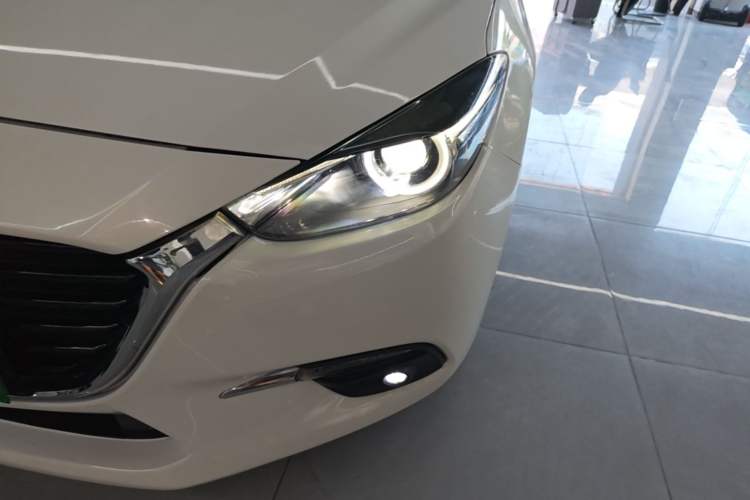 Used Mazda 3 Axela 2017 Hatchback 2.0L Automatic Luxury Model Emission Standard China V Left Front Headlight
