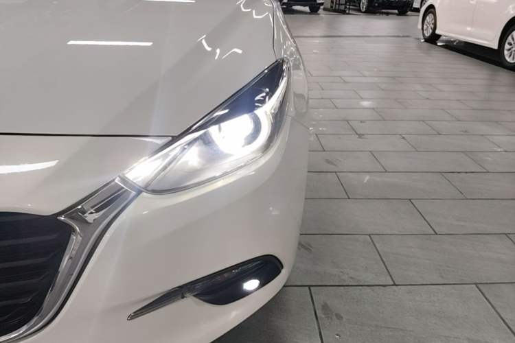 Used Mazda 3 Axela 2017 Sedan 1.5L Automatic Luxury Model Emission Standard China V Left Front Headlight