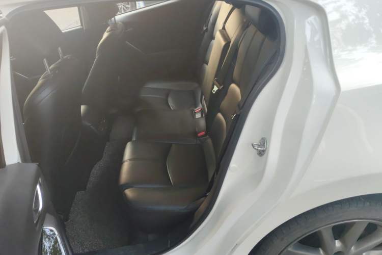 Used Mazda 3 Axela 2017 Hatchback 2.0L Automatic Luxury Model China VI Standard Left Rear Seat