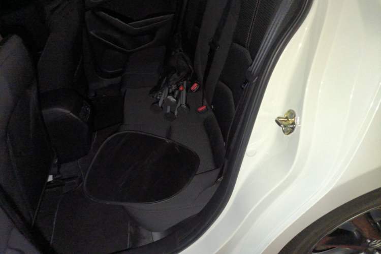 Used Mazda 3 Axela 2017 Hatchback 2.0L Automatic Luxury Model China VI Standard Left Rear Seat